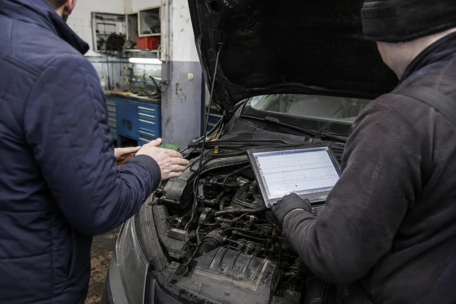 Kierowca zgłasza drgania silnika na biegu jałowym, a mechanik obserwuje pracę silnika i odczytuje dane diagnostyczne.